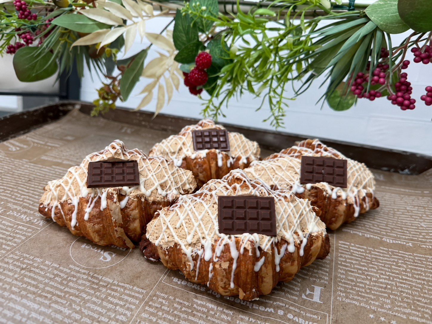 クロワッサンファクトリーMILのチョコレートを飾ったクロワッサン