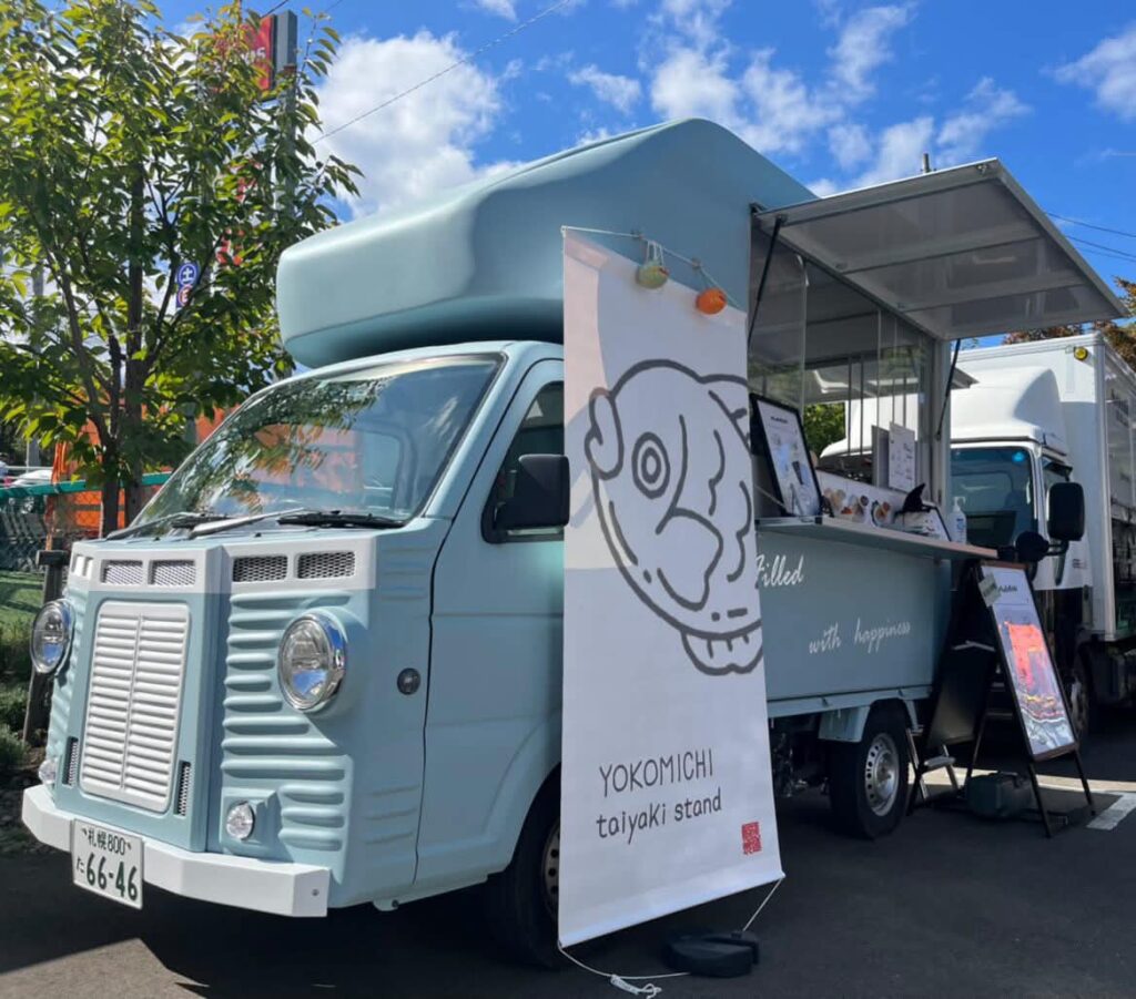 YOKOMICHI taiyaki standの水色のキッチンカー