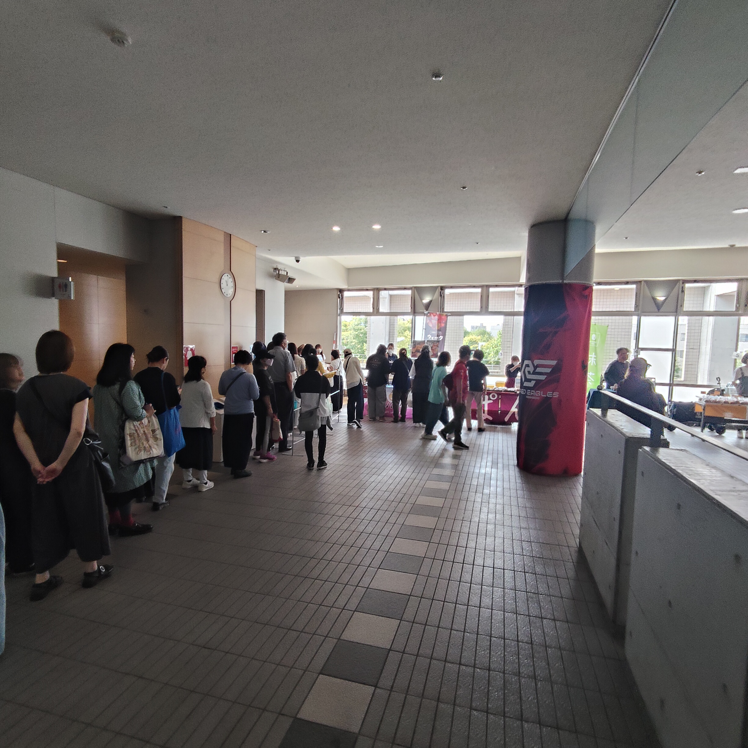 開場後、列ができた2F会場の様子。