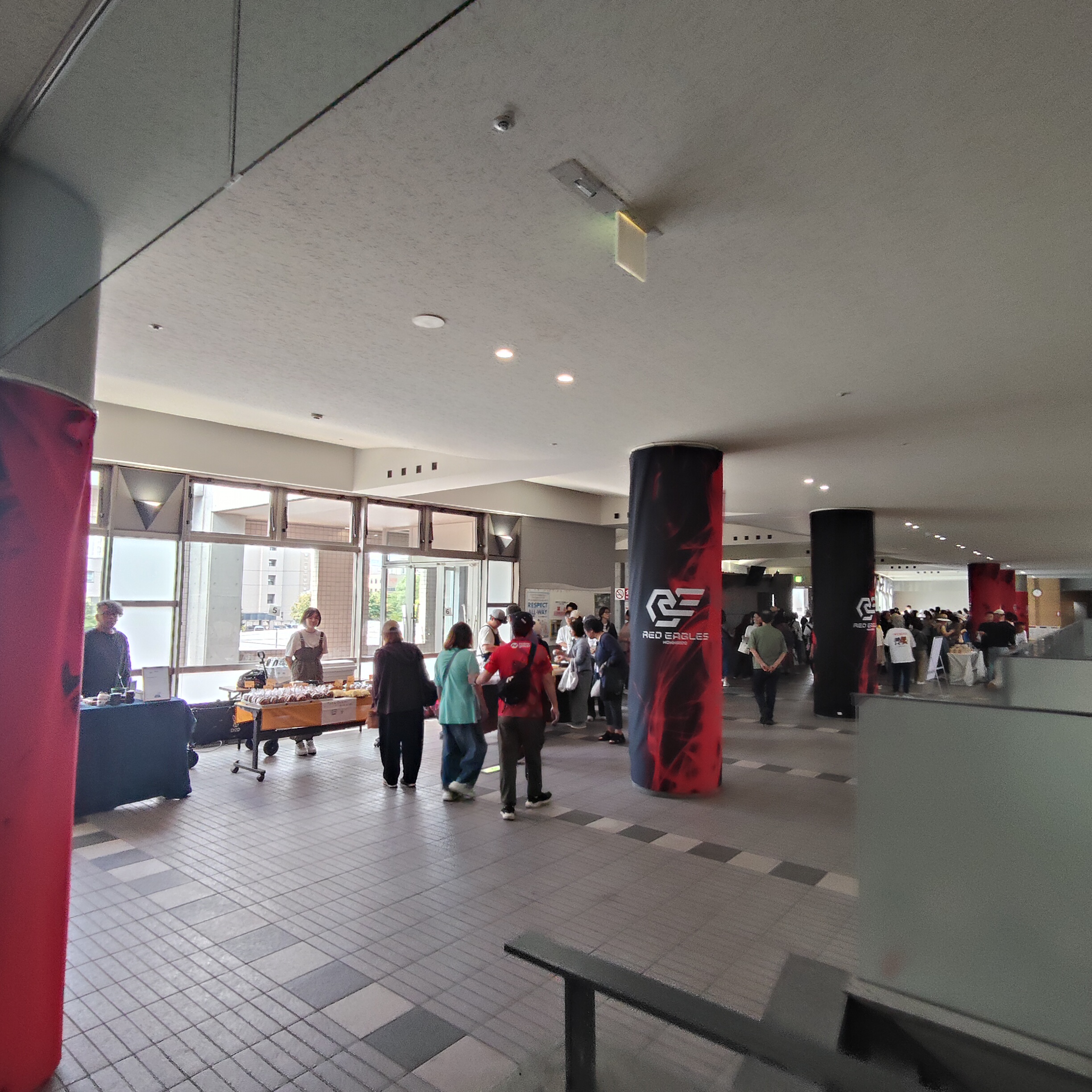 お店が並ぶ2F会場。来場された皆さまが各ブースを巡ります。