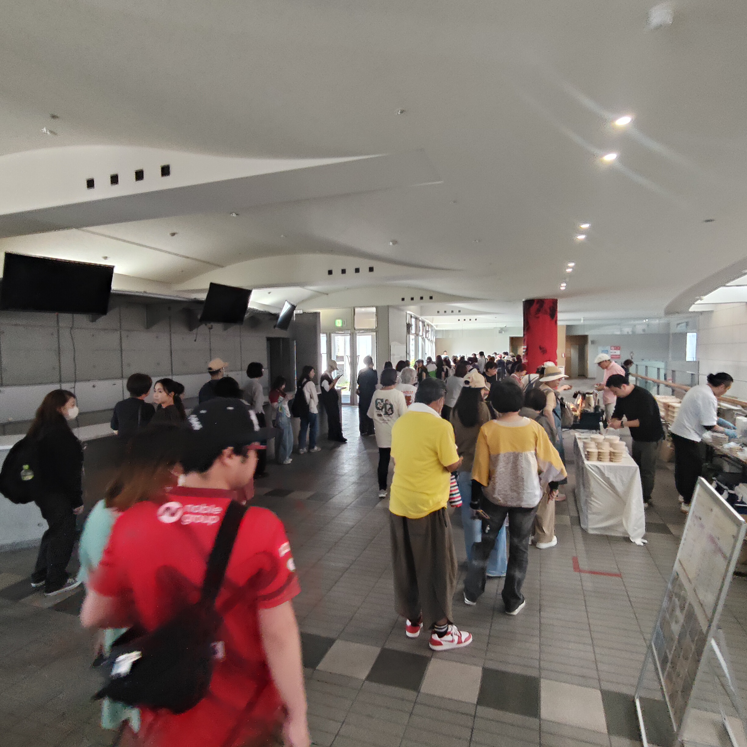 多くの来場者でにぎわう会場内。