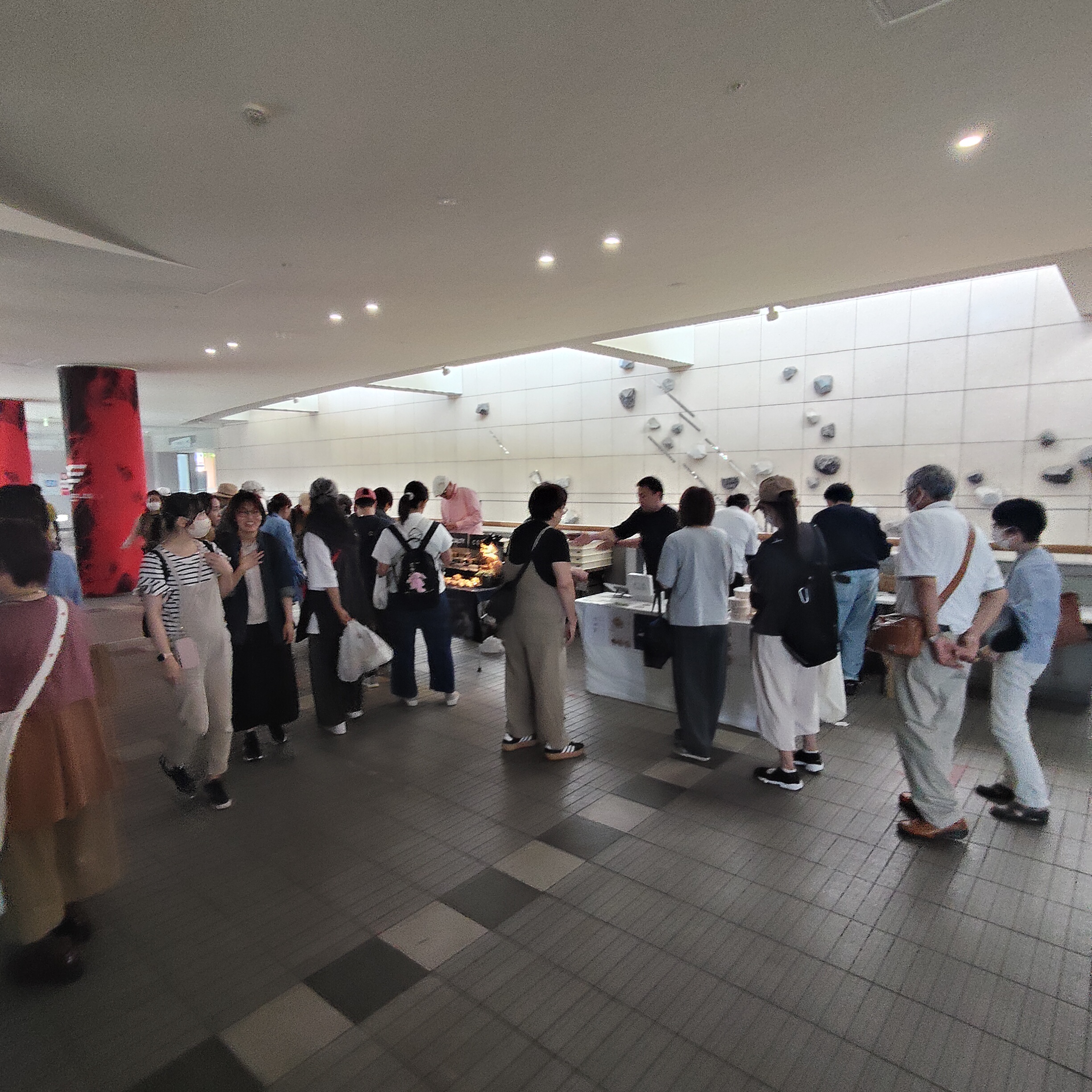 商品を選ぶお客さまと、店頭で迎える出店者の皆さま。